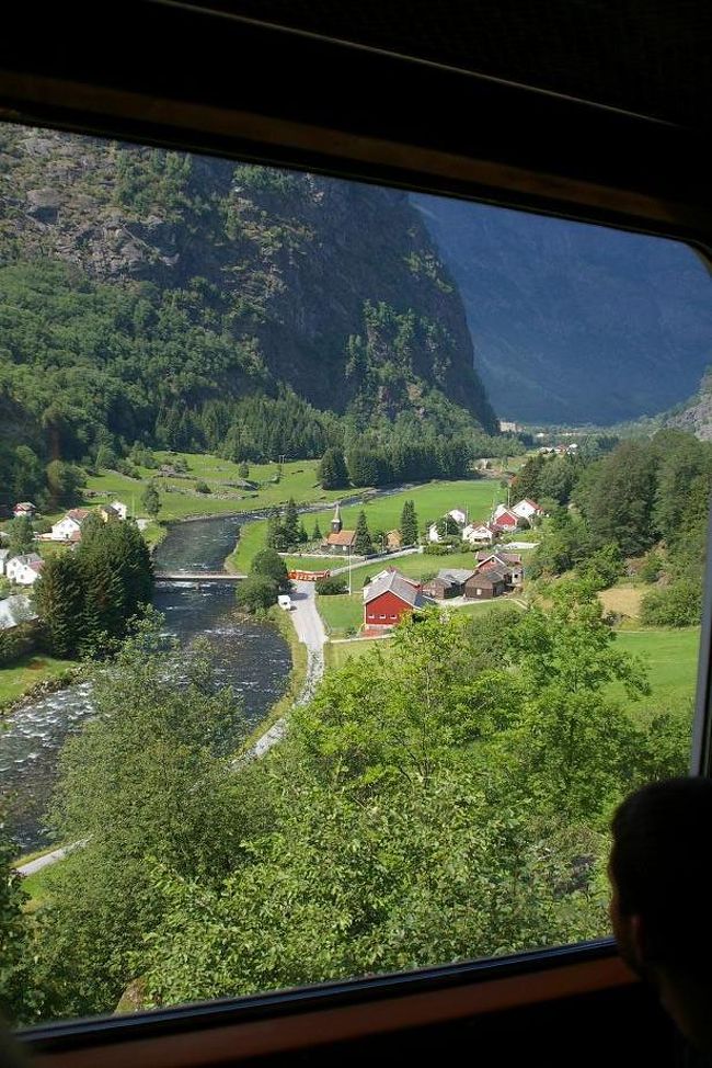 谷には小さな色とりどりの家々が見えてきました。<br />フロムも近くなりました。