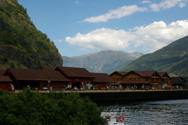 フロムの駅とその周辺のお土産やさんとか、レストランです。<br />３：００ころ到着し、チェックイン後、ちょっとふらふらしてみました。