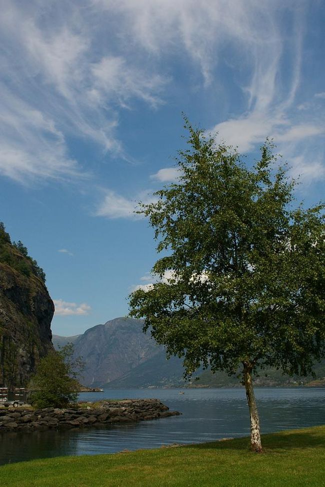 キャンプ場近くのベンチで一休み。<br />明日船で出ていく方の風景です。