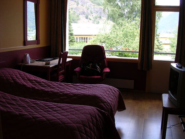 こちらが私のお部屋。とてもきれいでかわいい感じです。<br />また表をふらふらしてもよかったのですが、昨夜ほとんど眠れなかったこともあり、一旦ベッドにドサッと横になると起き上がれなくなり、「いいや、ちょっと夕食までお昼寝〜。」と一眠り。すぐに眠りについてしまいました。<br />目覚ましかけて寝てよかったです。ぐっっっっすり寝ちゃいました。この旅行で一番気持ちいい眠りでした〜。<br />で、７：００ぴったしにレストランへ。私の部屋はレストランに一番近い部屋だったので、行ったら２番目のお客でした。<br />