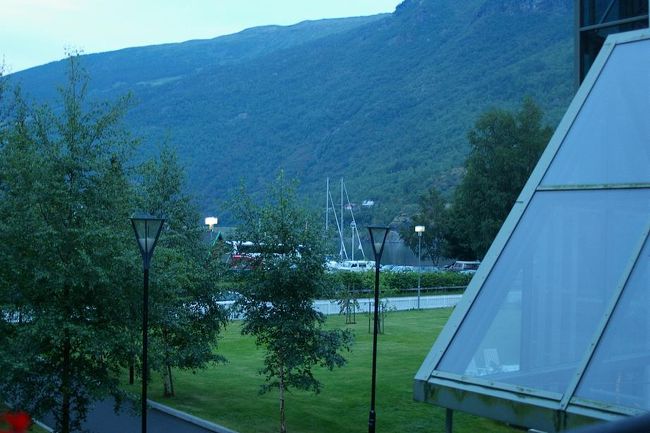 こちらは私の部屋からの景色です。部屋の窓は大きく、フィヨルドの山々が見えます。バルコニーにはベゴニアのプランターが置いてあって、かわいくしてありました。<br /><br />すこし表をふらふら散歩し、戻ってきました。明日は出発までの時間をどうしようかとフロントへ。ハイキング地図があったので、それを頼りに歩いてみることにしました。<br />夕食をホテルでとるのなら、予約するように、とのこと。もう早めに食べちゃおう、と思い、「６：００ころで。」と言ったら、「すみません。早くて７：００からです。」と言われてしまった。日本だったら６：００でも予約できるのに、さすが日が長い国だ。