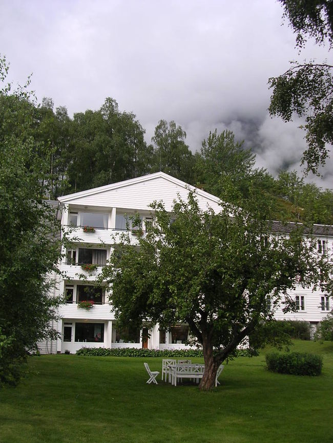 Freitham Hotel！<br />すばらしいリゾートホテルです〜。<br />普通のツアーだと、フロムはただの乗り換え場所です。フロム鉄道から船に乗り換え。いっしょだった日本人ツアーを見ると、おみやげ買う時間もないような感じでした。でもこんなすてきなところを素通りしないといけないなんて！みんないいとこ逃してるよ。と、皆様を見送り、私はホテルへ。<br /><br />オスロの後にフロムでよかったです。フロムのあとにオスロだと、かなりへこんでたでしょう。<br />（別にAnker Hotelが悪かったというわけではありません。しかし、比較すると。。。ね。）<br />