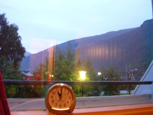 いったい何時まで明るいのか撮ってみよう、と試してみました。１１時の様子です。実際はこれよりも少し暗いですが、それでもやっぱりうっすらまだ明るいです。<br />オスロでは街の騒音もあって、部屋入ったらすぐテレビつけたけど、（ＢＢＣしか見られないけど）ここではテレビつけるのももったいないと思いました。<br /><br />ところが、一日の最後の最後で落とし穴が。。。<br />シャワーに入ろうと裸になって蛇口ひねったら、蛇口カバーがはずれて、まわせない。どうやってもカバーが取れてまわせない。しかたないので、電話しておねえさんに来てもらった。「あら、本当。しかたないので、こうやって出してください。今夜は私しかホテルにいなくて、私には直せないので。」だって。当たり前のようにカバーをはずした状態で無理やりまわしてました。しかし手に泡がついちゃうとまわせない。<br />すばらしいホテルのちょっとした落とし穴でした。ま、許そう。<br />（部屋に着いたら、お風呂・シャワーはチェックしないとね。）