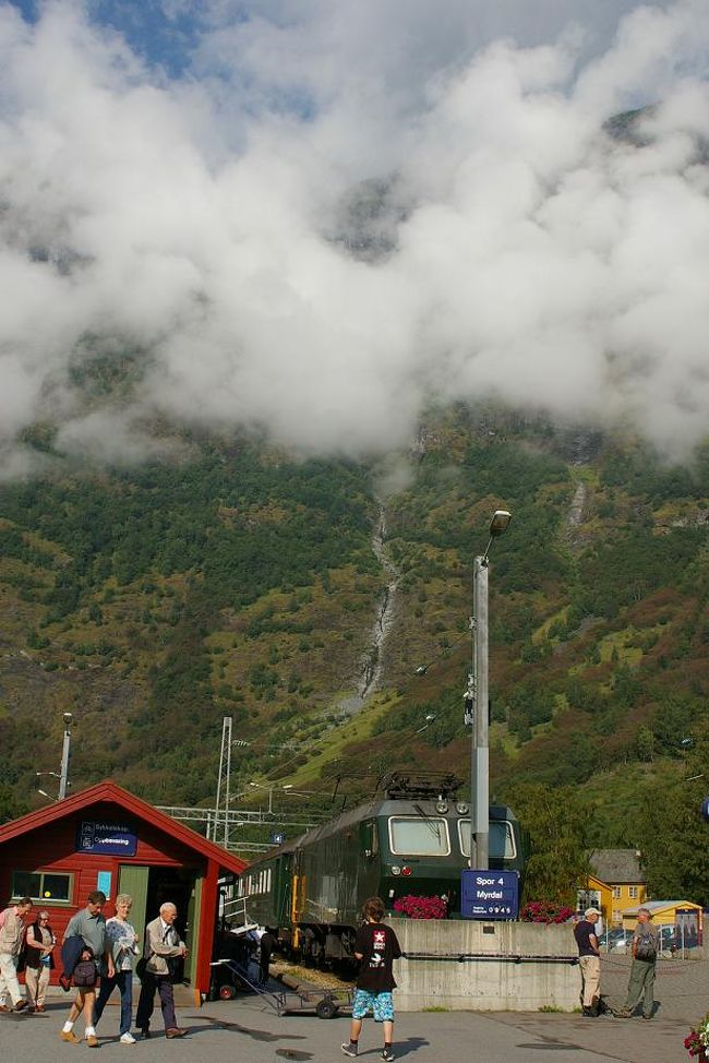 朝一番の山。<br />朝もやで覆われてるけど、お天気はばっちりです。