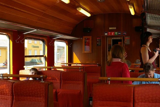 フロム鉄道内。<br />Flam→Dalsbotnまでさかのぼって、そこからFlamまでハイキングすることにしました。朝のフロム鉄道は昨日とは違い、余裕で座れました。<br />