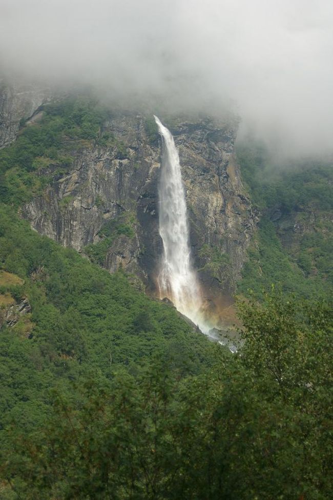 これも車窓から。<br />山にはまだもやが。よくよく見ると、滝には虹が。