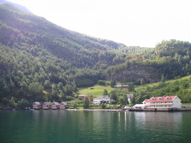 フロム鉄道からクルーズ船に乗り換えて、いよいよです。<br /><br />フロムをあとに、ソグネフィヨルド最奥のアウランフィヨルドへ出て行きます。