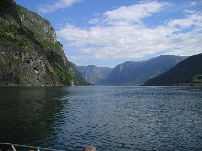 青空の下を、船はゆっくり進んでいきます。