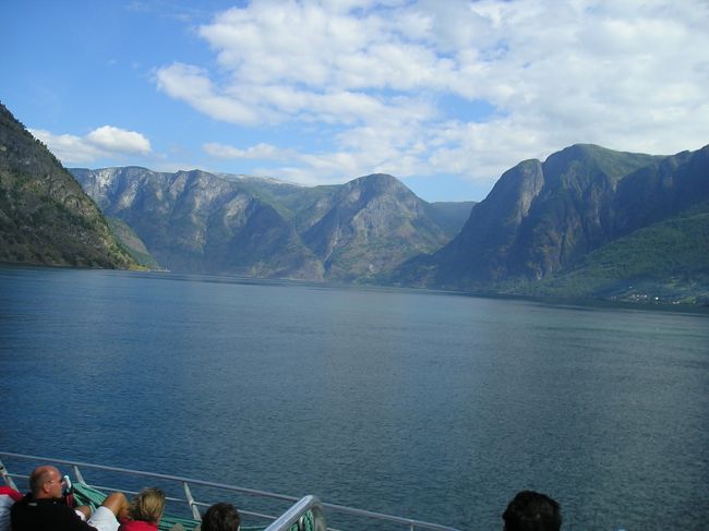 ひとつの入り江を過ぎると、その向こうには、また違った風景があらわれ、目が離せません。