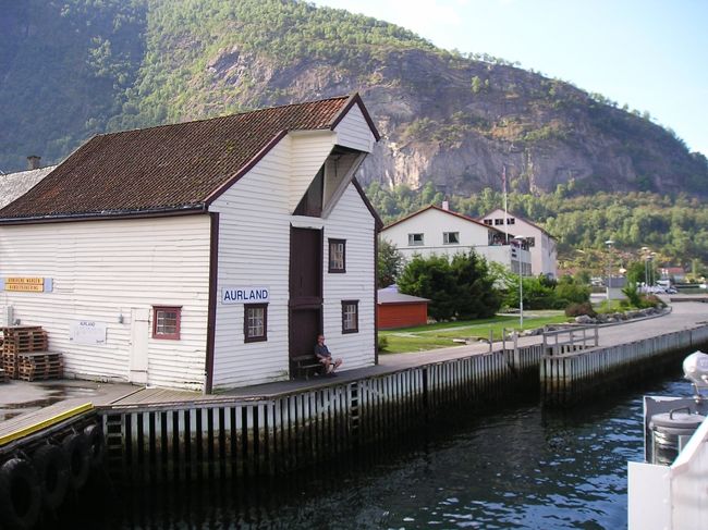 途中2箇所の船着場へ、<br />最初の船着場のアウランです。<br />初めは、ここで下船して、次の船に乗り継いで･･･と思っていたのですが、たくさんの人で賑わう船の状態から、次の船にここから乗船するのは難しそうなので、そのまま乗っていくことにしました。