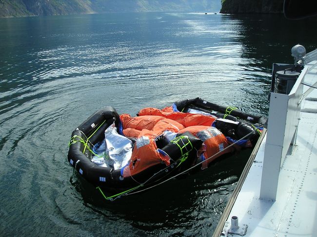 ふたつ目の船着場を出てすぐのことでした。<br /><br />右舷で大きなバタンという音とともに、救命ボートが突然海面に落ち、膨らみ始めたのです。<br />