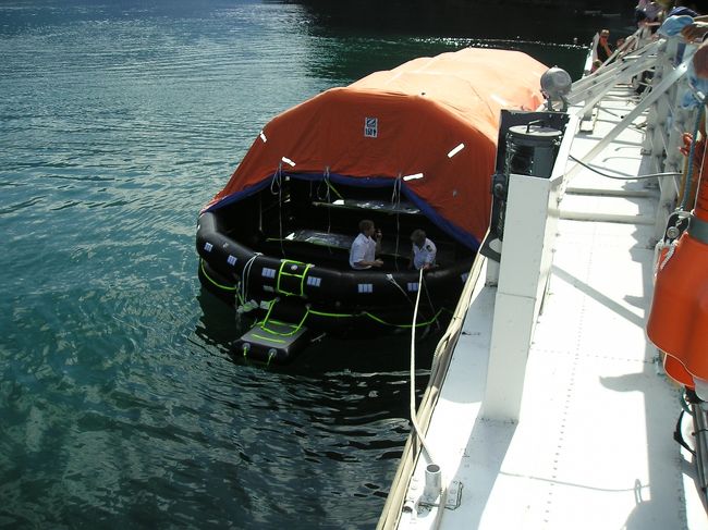 船長さんが緊張した顔つきで、ボートに下りて、必死で船からボートを切り離しました。<br />ボートがすぅ〜と船から離れて、こっちへ戻ってこれなくなりそうなときに、別の船員さんが、ロープを引き寄せ、無事にこちらの船に戻って来ることが出来ました。<br />その後は、ひたすら無線連絡。<br />私達乗客への説明は、もちろんありません。