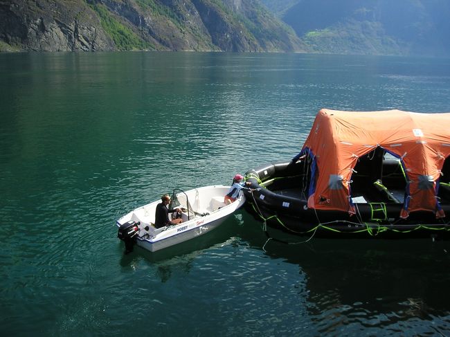 その時そばを通りかかったモーターボートの人に、この救命ボートを岸に運んでくれるように頼んでいるようでした（勝手に身振りを見て判断）。<br />こんなことがあり、15分から20分ほど船は進めず、おかげで（こんな言い方をしてはどうかとは思うのですが）、珍しい場面を見せていただく事が出来ました。