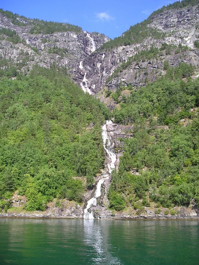 あちこちで、滝が流れ込んでいます。