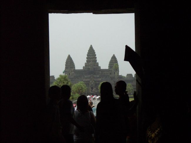 雨宿りの門の中。ワットが綺麗に見えます。