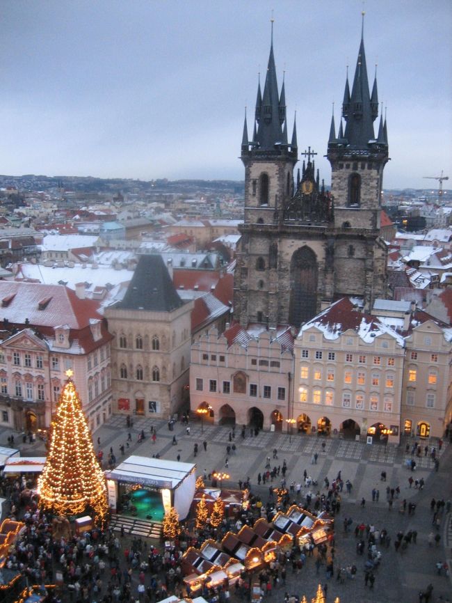 ティーン教会。<br />クリスマスツリーがきれいに<br />輝いています♪