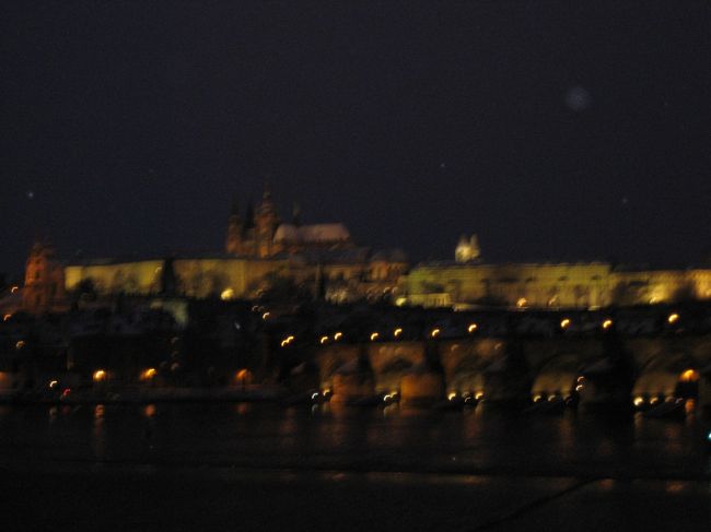 最後のプラハの景色。<br />プラハ城・カレル橋の夜景。<br />もっと、もっといたい街だった。<br />また来たい！<br />いつこれるかな・・・