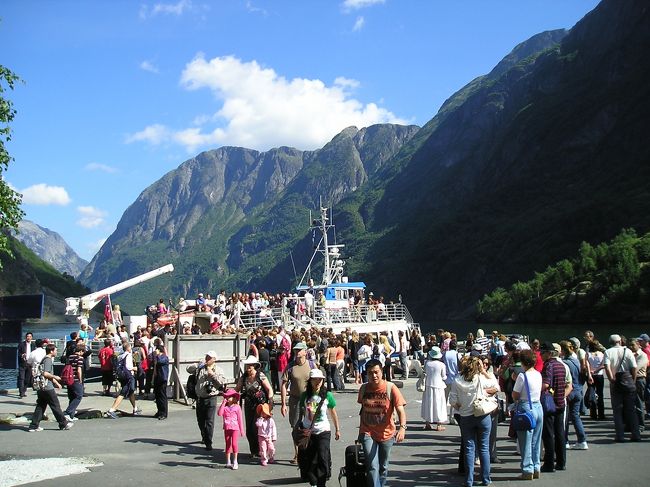 船を下りるとすぐ前はバス停です。<br /><br />そこには、スタルハイム方面行きのバスが待ってくれていて、すぐに乗り換えて、スタルハイムへ向かいました。<br /><br />少しこの辺をぶらぶらしてから、次のバスでも良かったかも…