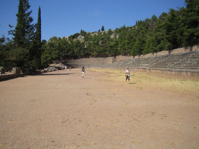 【ピュティア競技会】<br /><br />ここでも、４年に一度の競技会<br />が行われ、オリュンピア同様、<br />ギリシャじゅうから競技者が<br />集まったそうな。<br /><br />それならば、えーい！<br />走らなければっ！<br /><br />最初はダッシュであったが…<br />