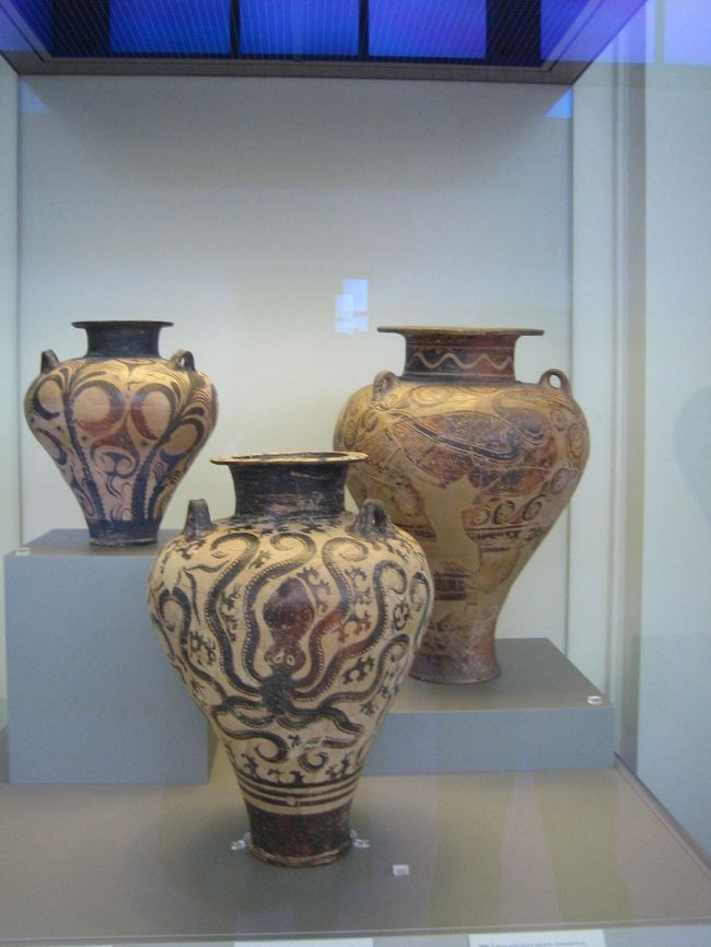 【つぼ】　でも何文明の時でしょうか？<br /><br />　ご存知な方お知らせください。<br />確か、高校生の親戚の子に、<br />世界史の参考書を帰国後見せて<br />もらったら、記載されてました。<br /><br />どうやら、この壷に、オリーブ<br />オイルやぶどう酒を保存する壷<br />と明記されてたかと思います。<br /><br />ミノア文明かなぁ？？？？？？<br />わかりませーん。<br /><br />