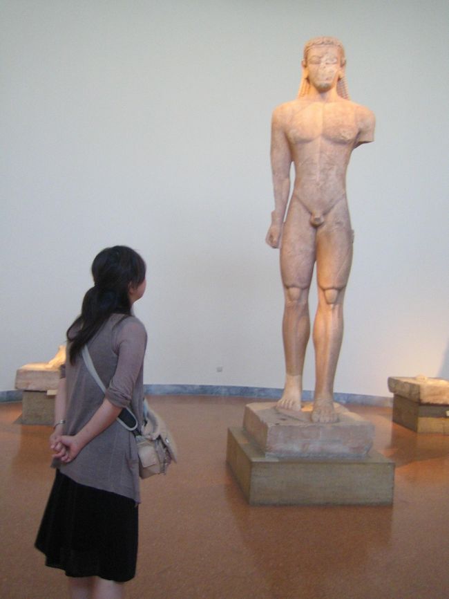 【クーロス像】<br /><br />アルカイック期<br />の彫刻<br /><br />足を踏み出して、<br />今にも動き出しそうな<br />彫刻でした。<br /><br />彫刻は、後ろ姿も手を<br />抜かずに「お尻ぷりっ」<br />と彫られています。<br /><br /><br /><br />