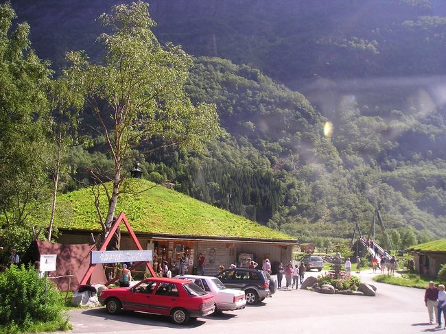 グドヴァンゲンのバス停周辺<br /><br />アウランフィヨルドからネーロイフィヨルドとクルーズが終わり、バスに乗り換えて、スタルハイム経由でヴォスに戻ります。<br /><br />この辺ではよく見られるように、屋根の上には草叢が･･･