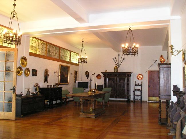 さっさとホテルのロビーを通り抜けて