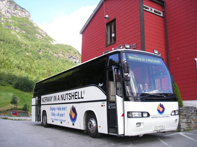 グドヴァンゲンからヴォスまでは、このバスにお世話になりました。<br /><br />どの船やバスに乗っても、行き先を確かめて乗り込みます。その都度運転手さんや係りの人にチケットを見せます。<br />座席は自由席で、予約はしなくても満席で乗れないということはなさそうでした。