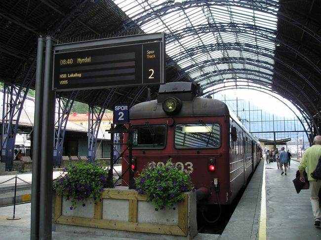 この列車でベルゲン駅からスタート、ヴォスへ向かいます