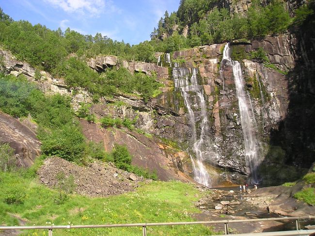 ヴォスでUlvik行きのバスに乗り換えます。<br />途中、のどかな農村地帯から、滝の流れる風景、山の風景、フィヨルド沿い･･･と眺めを楽しめます。