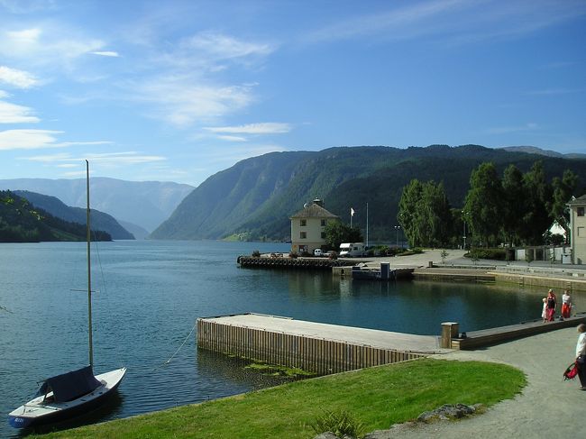 Ulvikのバス停です。<br />といっても何の表示もなし。<br />バスの運転手さんに尋ねると、<br />「ここで待っていたら、船が来るよ。」とのこと。<br />他に７〜８人いたから、安心できたけど、<br />きっと一人ぼっちじゃ不安･･･