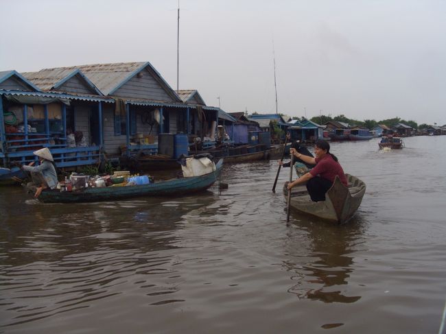 トンレサップ湖の水上家屋群です。