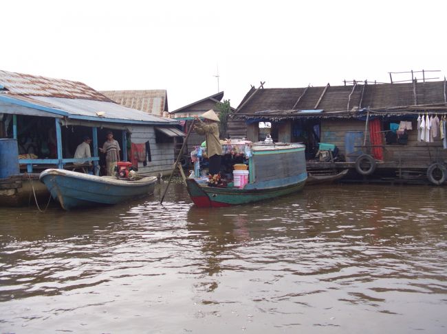 なんか商売してる人がいます。<br />水上コンビニですな。