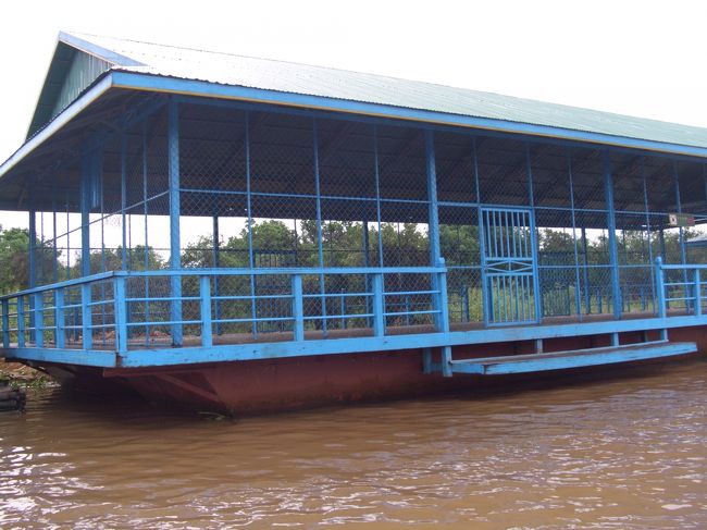 水上体育館。。。だったと思う。<br />そのほか水上学校、水上病院となんでもありでした。