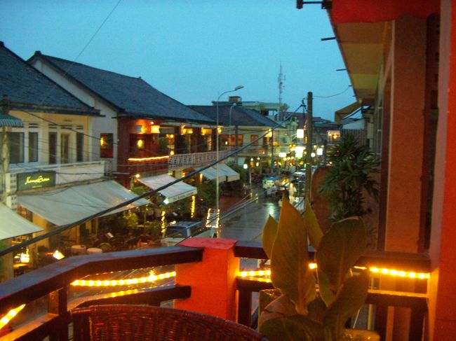 シェムリアップ　バーストリートの風景。<br />この後全停電して蝋燭の明かりだけになりました。