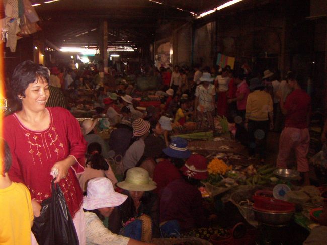 オールドマーケット内部。<br />蠢く、、、という感じがします。