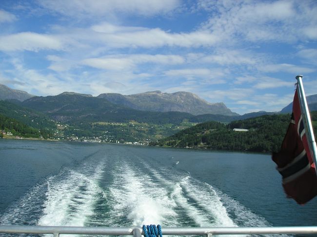 しばらくは、先ほどバスで走っていた海岸沿いを戻る感じで進みます。