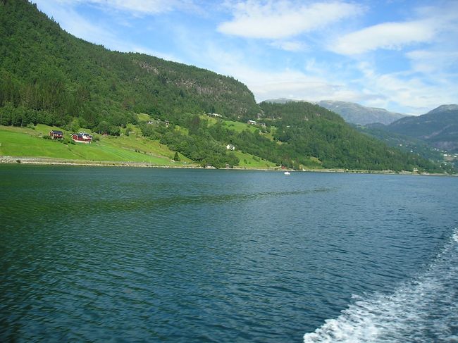 海岸沿いはのどかな風景が広がっていて、ソグネフィヨルドとは少し違った雰囲気です。