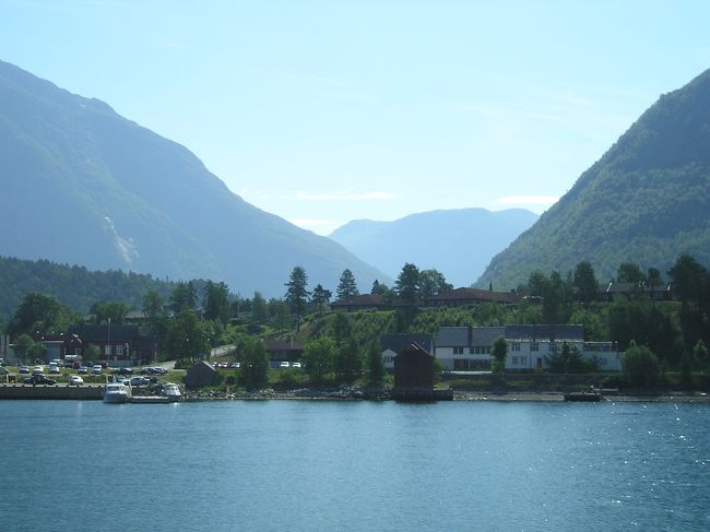 Eidfjordが見えてきました。<br />ここにつくまでに、甲板の上では、Eidfjorudでの現地発ツァー（ヴェーリングの滝とネイチャーセンターを訪れるものです）の切符を売り歩くおじさんがひとり一人に声を掛け、説明もしっかりしてくれます。船を下りると、バスまで案内してくれました。現金（195クローネ）でのみしか受け付けてくれません。私は200クローネ渡したのですが、お釣りが10クローネ。<br />ちょびっとだけラッキー！！