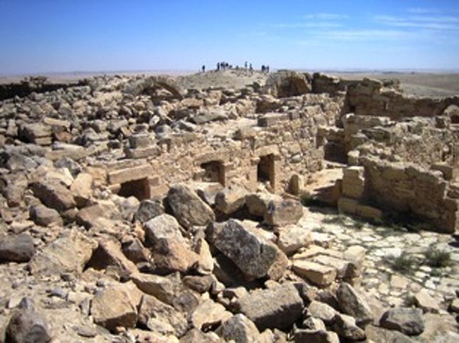 アンマンから車で荒涼とし何処まで続くのかと思う砂漠の中の農耕地を左右に見ながら、1時間少々走っていくと、突然大きな大きな瓦礫の山の廃墟が目に飛び込んでくる。<br />建物が地震で崩れてそのままに成っている状態だ。入り口は小さな看板に”ウム・アル・ラサス“と書いてあるだけ。ここが2004年に登録されたヨルダン3番目の世界遺産<br />ウム・アル・ラサスだ。<br /><br />ウム・アル・ラサスは中世期初期のナバテア発祥の中心地でローマ、ビザンチンを経てイスラムの世界に組み込まれた町だ。<br /><br />