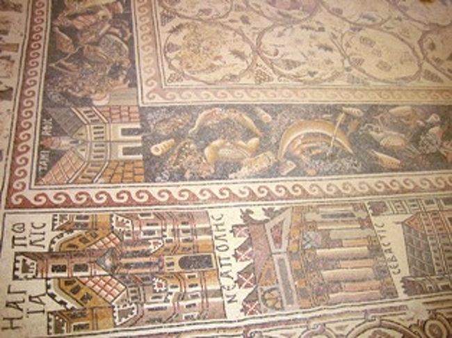 砂漠の中で魚や船、魚を獲っている図柄、漁師の図柄は何とも不可思議なものだ。<br /><br />