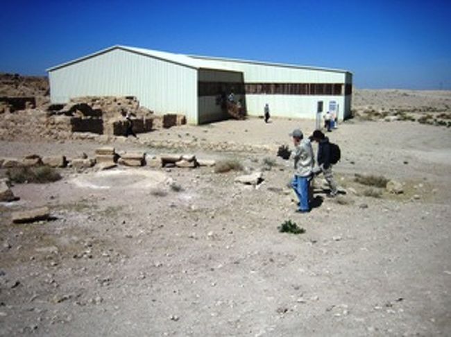 瓦礫の中に粗末な掘っ立て小屋で囲まれている世界遺産！<br /><br />