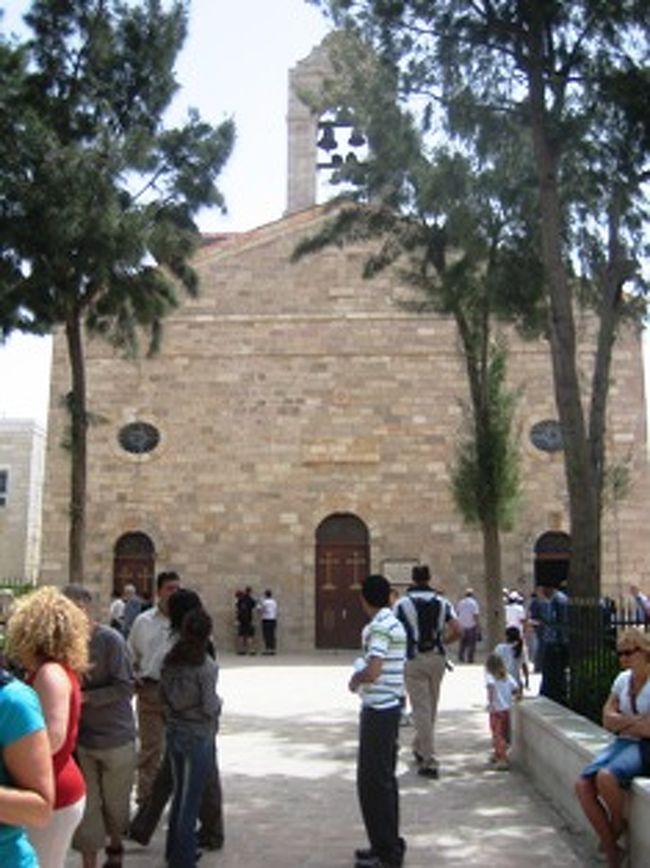 マダバ<br />ウム・アル・ラサスより車で3〜40分程走るとマダバの町（アンマンから南に３０k）に着くマダバは余り大きくない町だが聖書に記されたメドバを起源とする此の町は、教会が多い町である。教会内にはビザンチン帝国、ウマイヤ朝時代のモザイク画が沢山残されている。ビザンチン帝国支配化の時代には<br />モザイク職人養成所も有った様だ。今もイタリア、アメリカの調査隊により<br />ローマ時代の遺跡が発掘されている<br /><br />