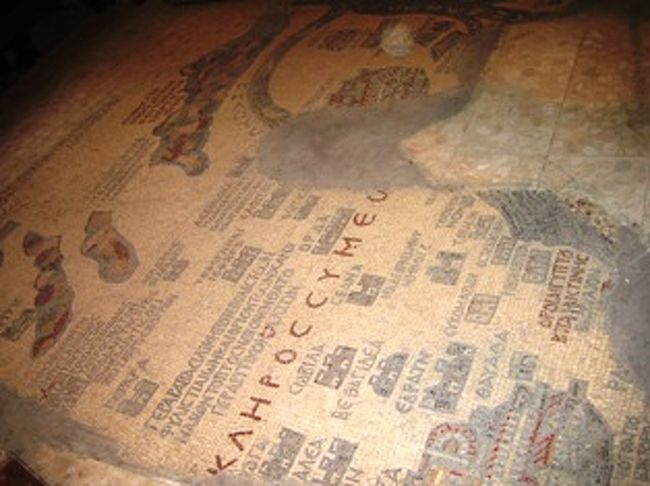 聖ジョージ教会<br />町中にありギリシャ正教の教会で此処の床には6世紀のパレスチナの地図が<br />描かれており、大分損傷が酷いがナイル川、エルサレム、ベツレヘム、死海<br />等が描かれているのが良く判る。入場料は１JD（160円）<br />