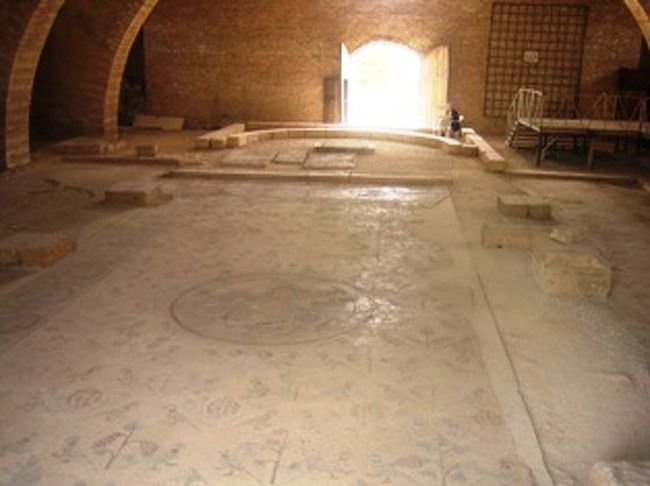 殉教者教会<br />此の教会も6世紀ごろ建った教会だが破損が酷く建物はないが床のモザイクは<br />綺麗に残っている。黄色い石が多く使われているようで、全体に黄色みを帯びて<br />見える。余り訪れる人も無く、静かにユックリ鑑賞でき、親切な入り口に居る<br />おじさんがモザイクの直ぐ近くまで連れて行ってくれ、説明をしてくれる。<br />ワインの壷や葡萄、ざくろ、植物等がはっきり見ることが出来る。<br />