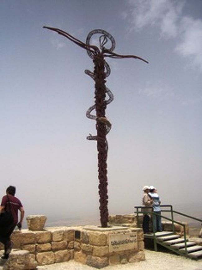 ネボ山<br />マダバより西に十数キロ離れた、標高800メートルの所にモーゼ終焉の地とされる<br />ネボ山がある。小さな教会が有り1933年から聖地のフランチェスコ会派の修道士達が発掘を行っており、現在も調査、修復活動が行われている。<br />