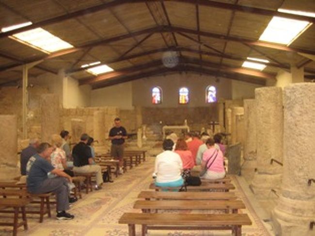 教会内。<br /><br />ここの床から沢山のモザイク画が発掘されている。<br /><br />毛布を敷きその下は貴重なモザイク画・・<br /><br />今でもミサなどが行われている