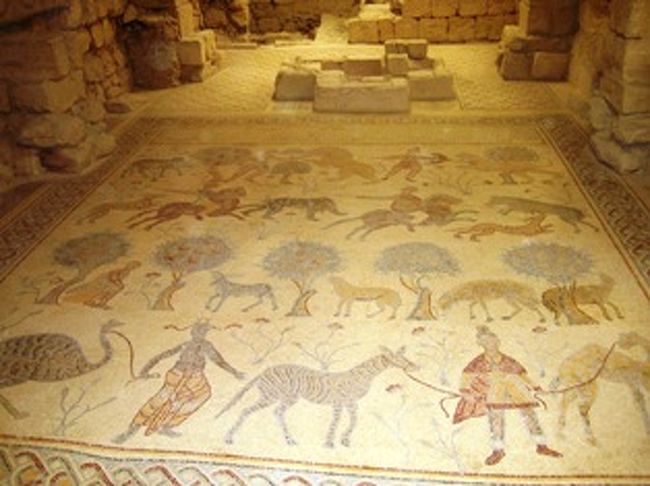 はっきりとした狩猟、動物、植物が描かれ、色あせる事無く今も美しいモザイク画