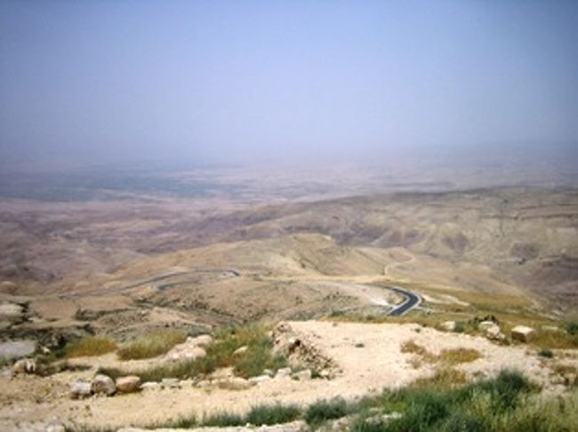 モーゼがエジプト王の迫害を逃れ、ヘブライ人を率いて“脱エジプト”を敢行した。話の中でモーゼは率いてきた民とネボ山に登り、ネボ山からパレスチナへ向かう様促し、それを山頂から見守ったという。確かに此処からは死海をへて肥沃なパレスチナが窺い知れる。