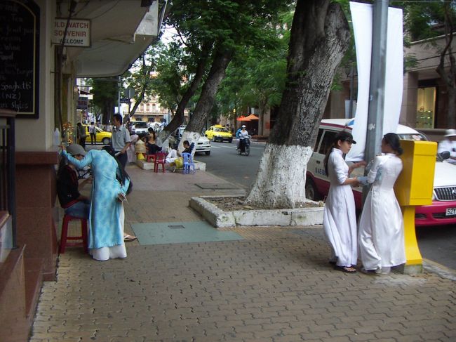 ドンコイ通りです。<br />アオザイはやっぱいいわい。